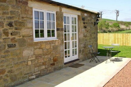 PLUMTREE COTTAGE, romantic in Alnmouth