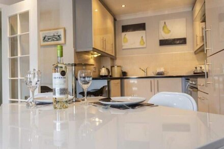 PUFFIN VIEW, family friendly, country holiday cottage in Seahouses