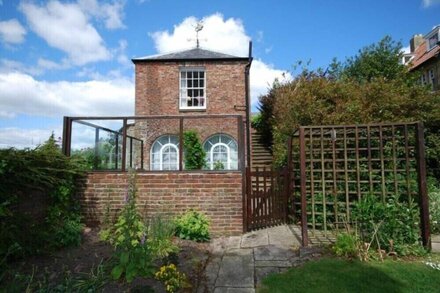 THE OLD WATCHTOWER, romantic, country holiday cottage in Alnmouth