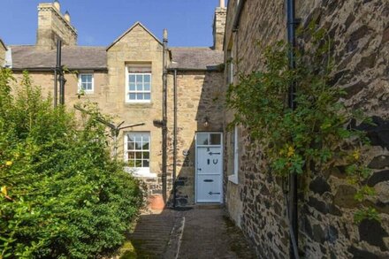 AVOCET COTTAGE, pet friendly, country holiday cottage in Bamburgh