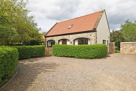 COACH HOUSE (BEAL), pet friendly, country holiday cottage in Beal