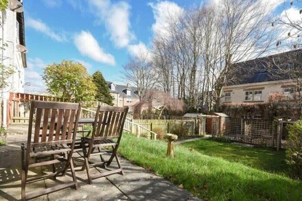 CASTLE VIEW (WARKWORTH), pet friendly, with a garden in Warkworth