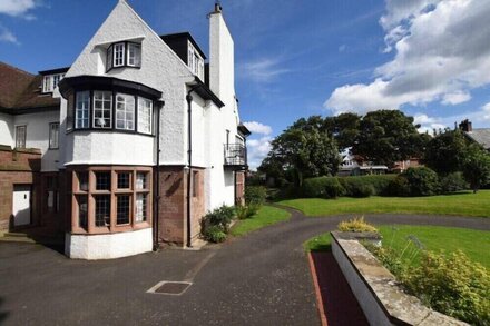 WEST HOUSE NO6, pet friendly, country holiday cottage in Bamburgh