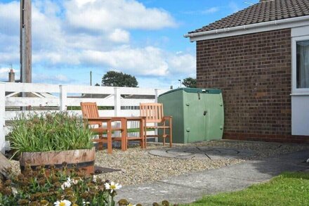 FLORA COTTAGE, pet friendly, country holiday cottage in Beadnell