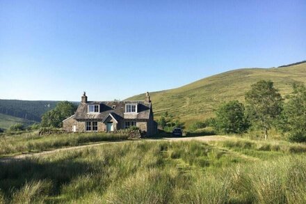 ROUGHLEY COTTAGE, pet friendly, with open fire in Newcastleton