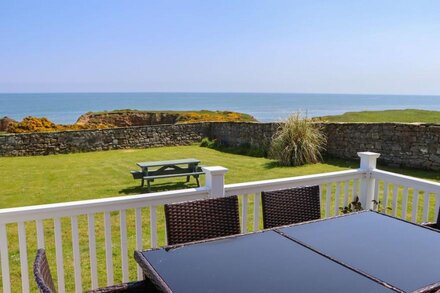 SEAVIEW (HOWICK), pet friendly, country holiday cottage in Craster