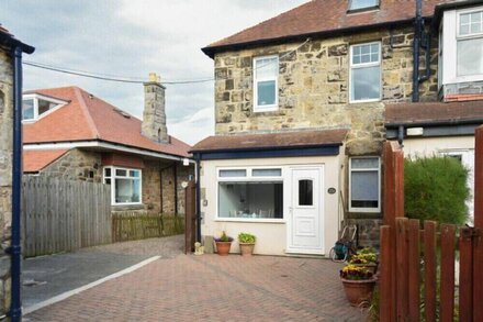 TY Y MOR, pet friendly, country holiday cottage in Seahouses