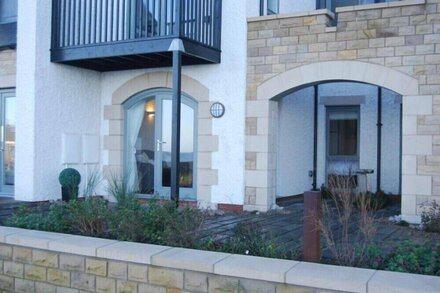 NO.2 SEAFIELD APARTMENTS, pet friendly, with a garden in Seahouses