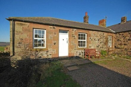 KITTIWAKE COTTAGE, BUDLE BAY, romantic, with open fire in Bamburgh