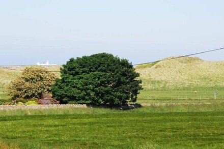 QUARRY MEWS, romantic, country holiday cottage in Bamburgh