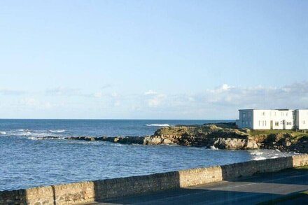 BARNACLE COVE, pet friendly, country holiday cottage in Beadnell