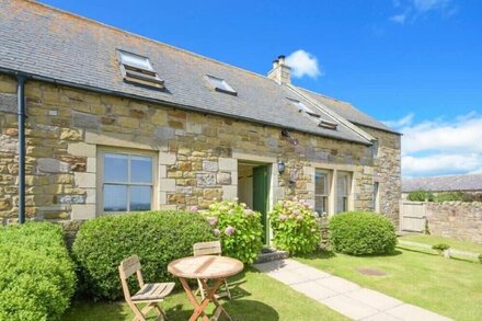 OTTOLINE COTTAGE, pet friendly, country holiday cottage in Embleton