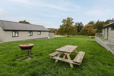 2 OAK PARK, family friendly, with hot tub in Bampton, Devon