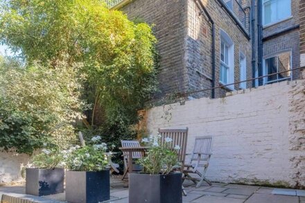 Stylish 2 Bedroom Apartment in Chelsea with Garden