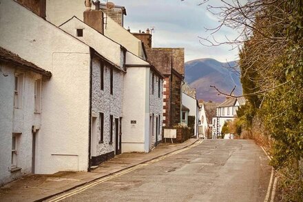 LATCH COTTAGE, pet friendly, character holiday cottage in Keswick