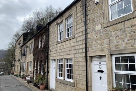 MEG'S DEN, pet friendly, character holiday cottage in Hebden Bridge