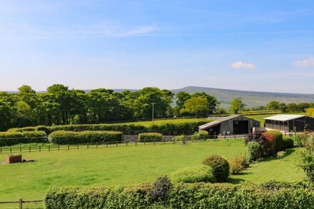 HA'PENNY COTTAGE, pet friendly, character holiday cottage in Meltham