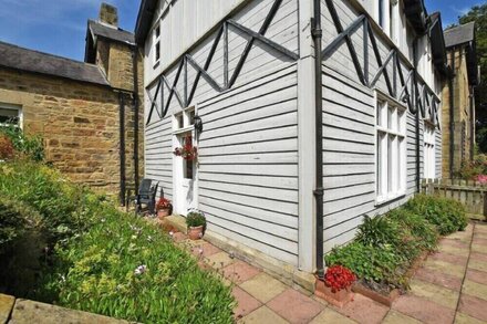 GARDEN HOUSE, pet friendly, with a garden in Alnmouth