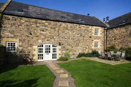 BUDLE GRANARY, pet friendly, country holiday cottage in Bamburgh