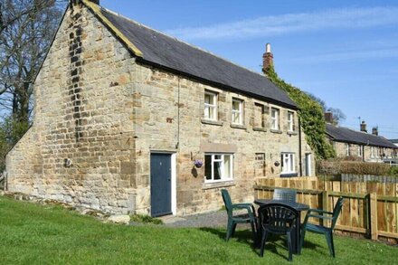 BILTON FARM COTTAGE NO1, pet friendly, with a garden in Alnmouth