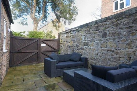 ALNBANK, pet friendly, country holiday cottage in Alnmouth