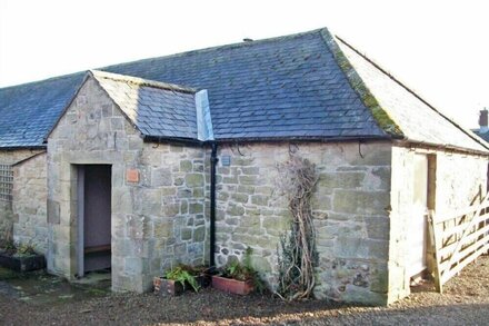 SWALLOW COTTAGE (NR POWBURN), country holiday cottage in Powburn