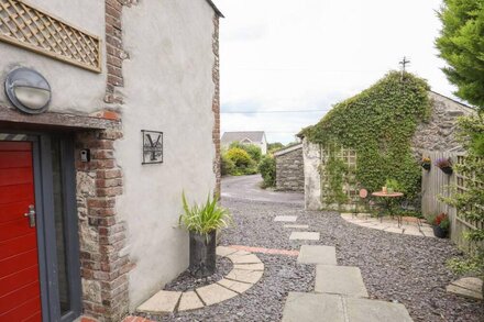 YSGUBOR BACH, pet friendly, with a garden in Llanddaniel Near Gaerwen