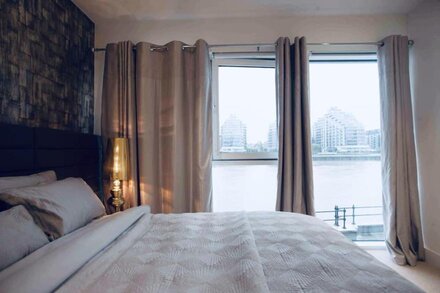 Thames riverside apartment in London