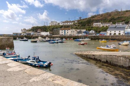 The Hideaway - Cosy Studio Apartment in Porthleven