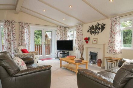 POPPY LODGE, family friendly in Lostwithiel