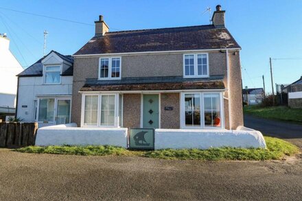 BRYN TIRION - RHOSNEIGR, pet friendly, with open fire in Rhosneigr