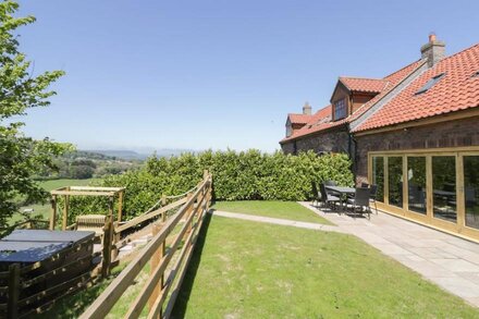 KAITKYELLA LODGE, romantic, luxury holiday cottage in Scarborough