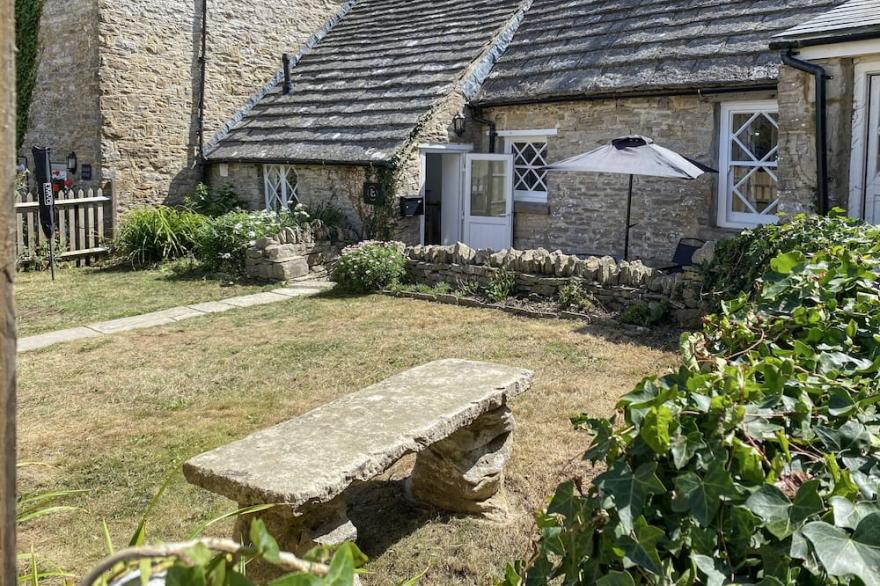 SEA PINK COTTAGE, pet friendly, with a garden in Langton Matravers