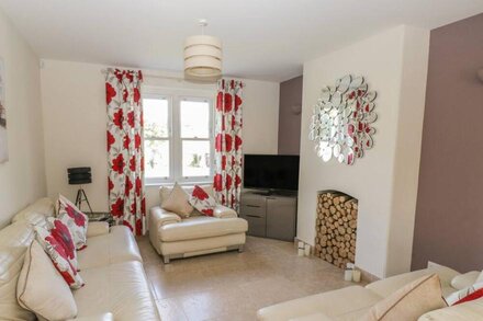 6 THE CHIPPING, pet friendly, with a garden in Wotton-Under-Edge