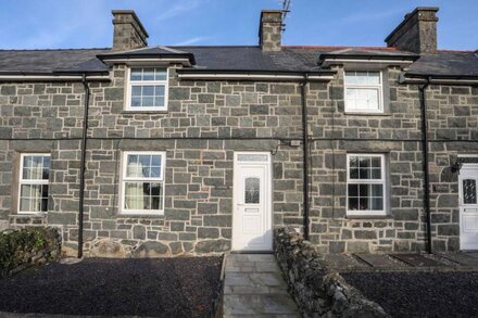 GWYNLE - LLANYSTUMDWY, romantic, with a garden in Criccieth