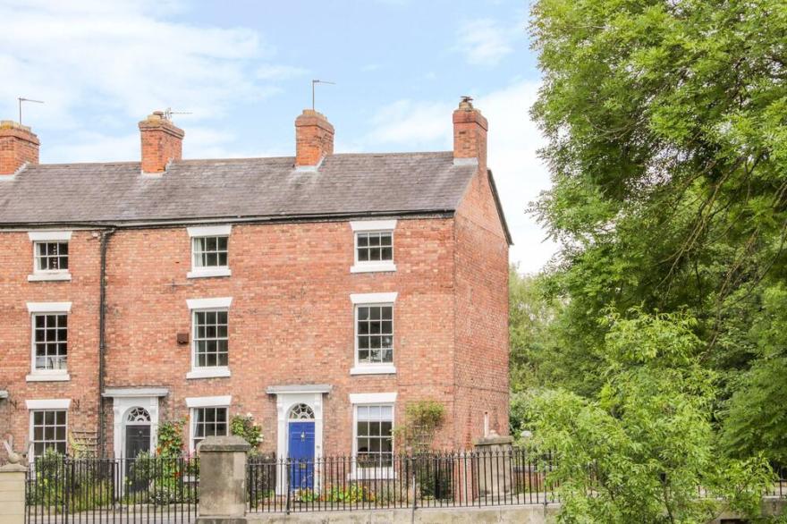 1 REABROOK PLACE, pet friendly, luxury holiday cottage in Shrewsbury