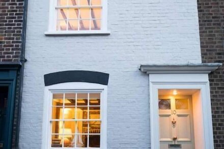 Delightful, listed former fisherman's cottage in the heart of Deal