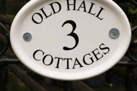 3 OLD HALL COTTAGES, family friendly, with open fire in Bakewell