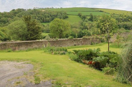 HONEYSUCKLE COTTAGE, family friendly, with a garden in Barnstaple