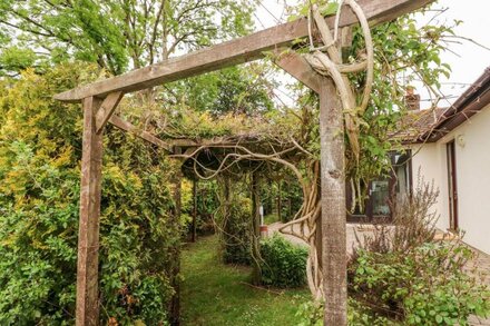 LAURELLEE, pet friendly, with a garden in Kilgetty