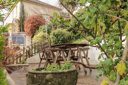 GEORGE COTTAGE, pet friendly, with a garden in Dartmouth