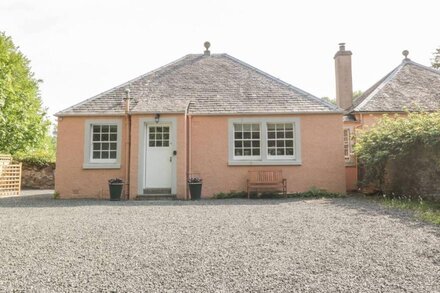 MAISIE'S COTTAGE, romantic, with a garden in Dunblane