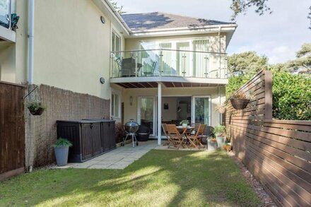 Harbour Escapes | Luxury 2 bed Sandbanks Apt with Garden & Beach Hut