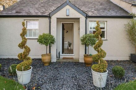 LAZY DAYS COTTAGE, romantic, with a garden in Askam-In-Furness