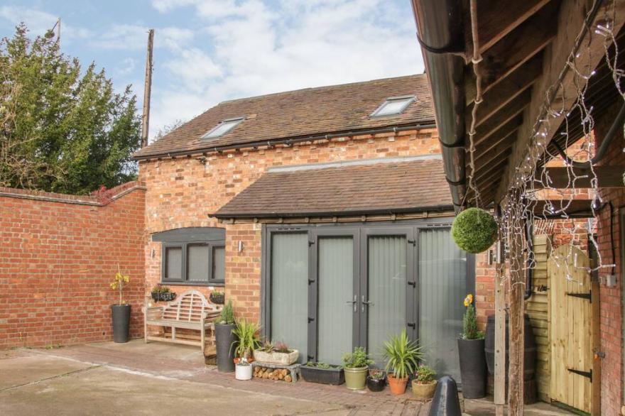 BANK HOUSE BARN, romantic, character holiday cottage in Hanwood