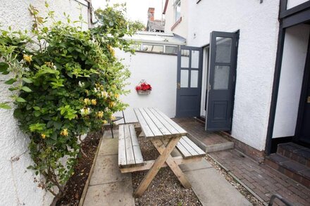 1 BODWEN VILLAS, pet friendly, with a garden in Llangollen