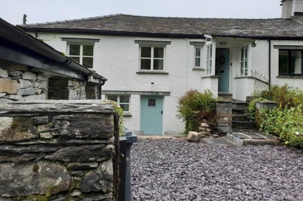 Barn End - Three Bedroom House, Sleeps 6