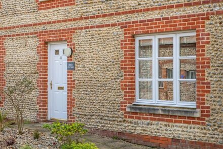 Spacious yet cosy, this charming flint cottage is set in the heart of Northrepps