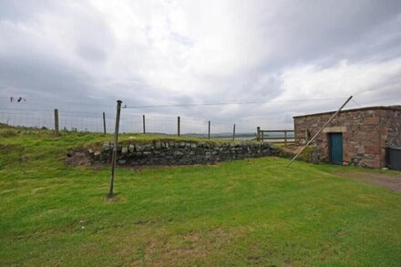 NO2 BUDLE BAY COTTAGE, pet friendly, with open fire in Bamburgh