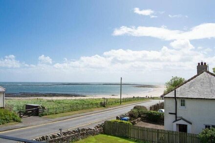 HAVEN COTTAGE, family friendly in Low Newton-By-The-Sea